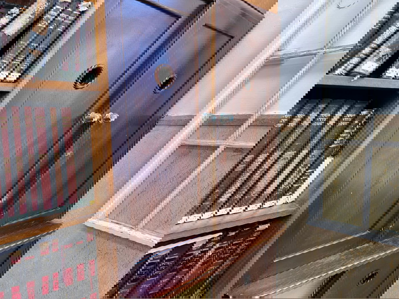 תיעוד: אלמונים פרצו לבית הכנסת 'בעלזא' בתל אביב