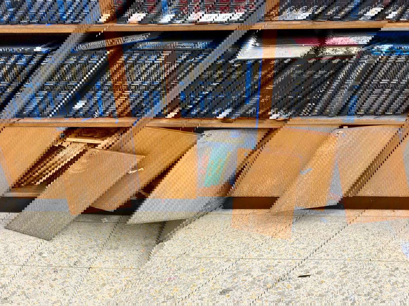 תיעוד: אלמונים פרצו לבית הכנסת 'בעלזא' בתל אביב