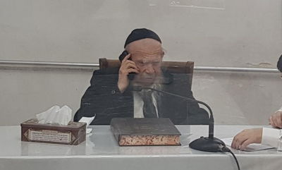 ראש הישיבה משוחח בטלפון