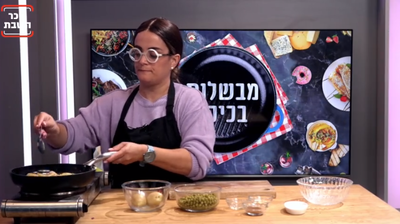 תבשיל מהיר של תפודים, אפונה ובצל סגול