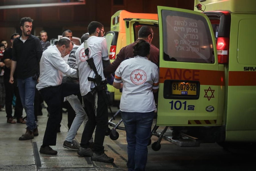 פצועים בכניסה לבית החולים