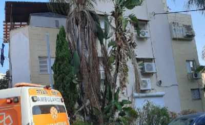 בני ברק: בן 60 גזם עצים, נפל מהמרפסת ונחבל בגפיים