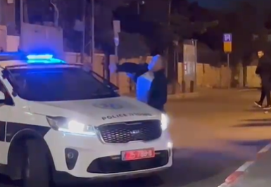 ערבי יידה אבנים מאחורי ניידת; המשטרה: חרדים פצעו שוטר