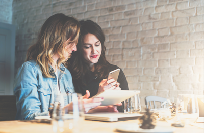 כשהיא לא מפסיקה לדבר על הדברים שהיא ובעלה עושים