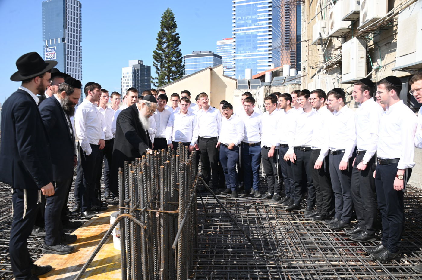 בחורי 'בית מתתיהו' רקדו עם ראש הישיבה - באתר הבנייה