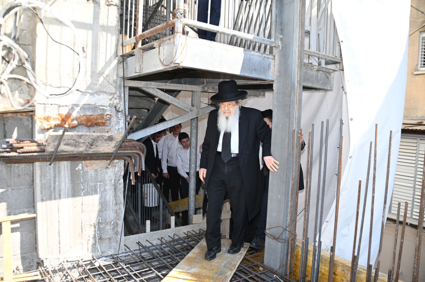 בחורי 'בית מתתיהו' רקדו עם ראש הישיבה - באתר הבנייה