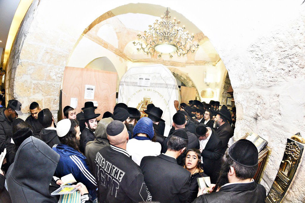 המונים פקדו את קברה של 'מאמע רחל' • תיעוד נרחב