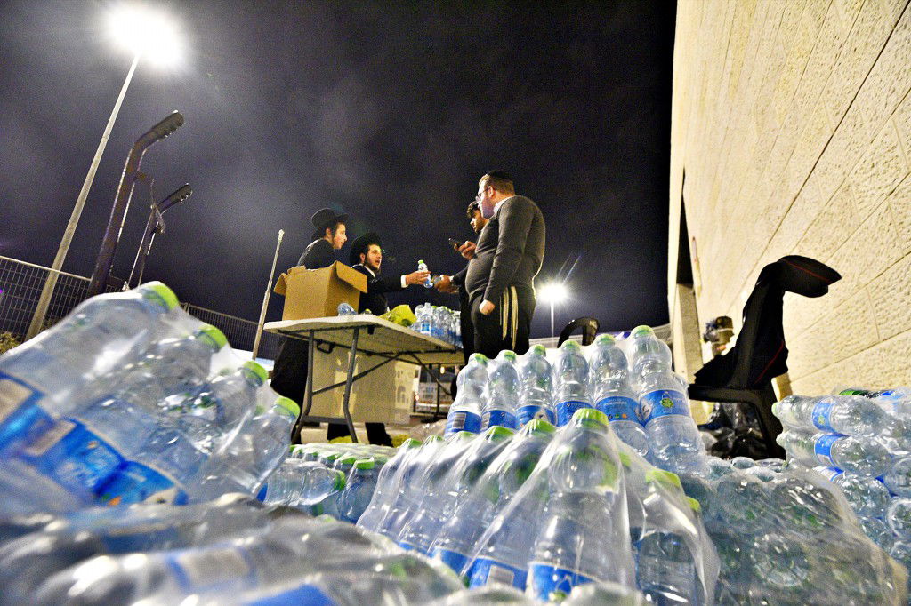 המונים פקדו את קברה של 'מאמע רחל' • תיעוד נרחב