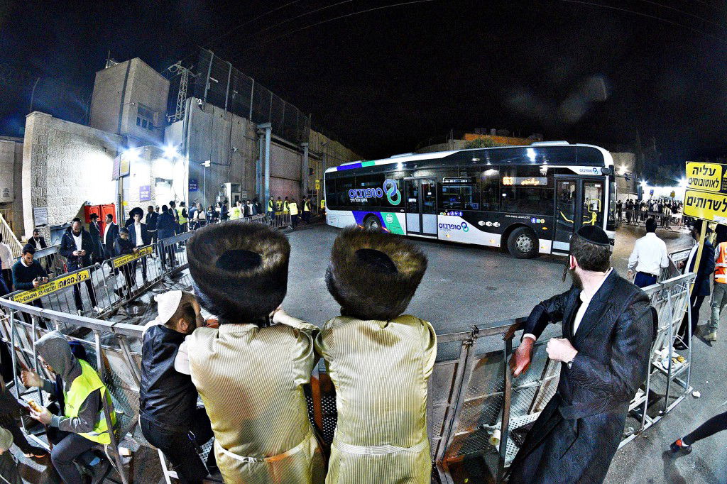 המונים פקדו את קברה של 'מאמע רחל' • תיעוד נרחב