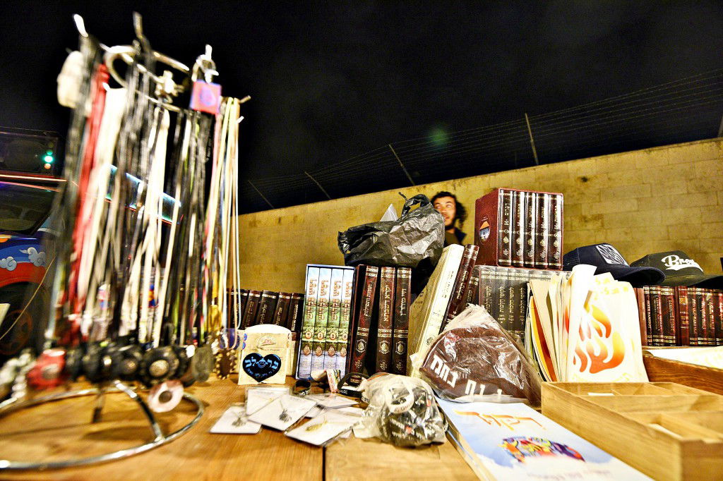 המונים פקדו את קברה של 'מאמע רחל' • תיעוד נרחב