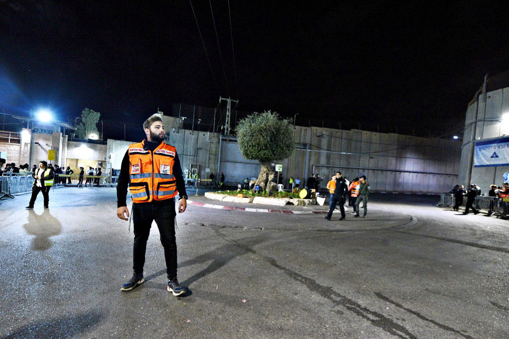 המונים פקדו את קברה של 'מאמע רחל' • תיעוד נרחב