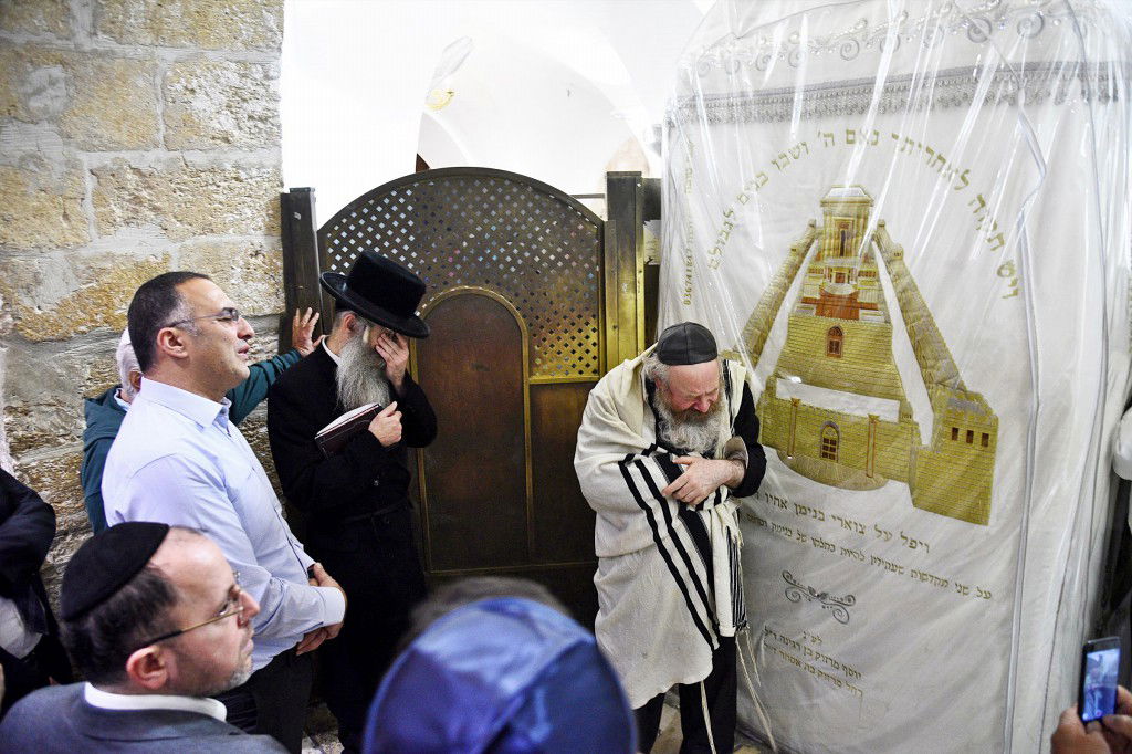 המונים פקדו את קברה של 'מאמע רחל' • תיעוד נרחב