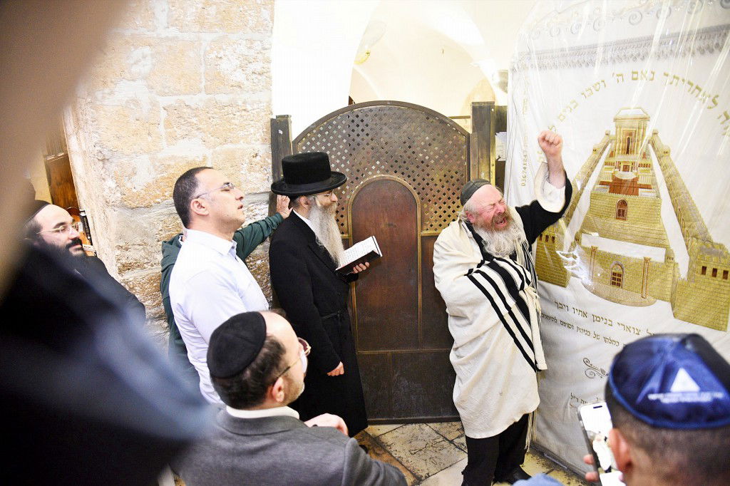 המונים פקדו את קברה של 'מאמע רחל' • תיעוד נרחב