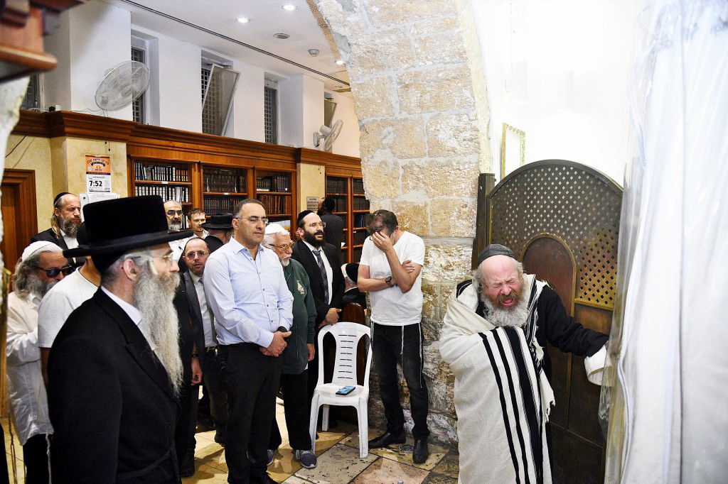 המונים פקדו את קברה של 'מאמע רחל' • תיעוד נרחב