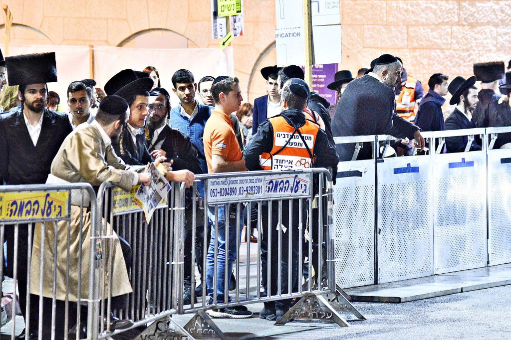 המונים פקדו את קברה של 'מאמע רחל' • תיעוד נרחב