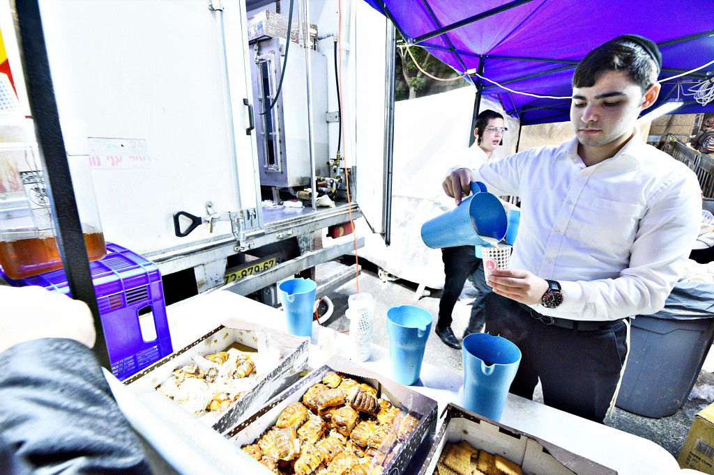 המונים פקדו את קברה של 'מאמע רחל' • תיעוד נרחב