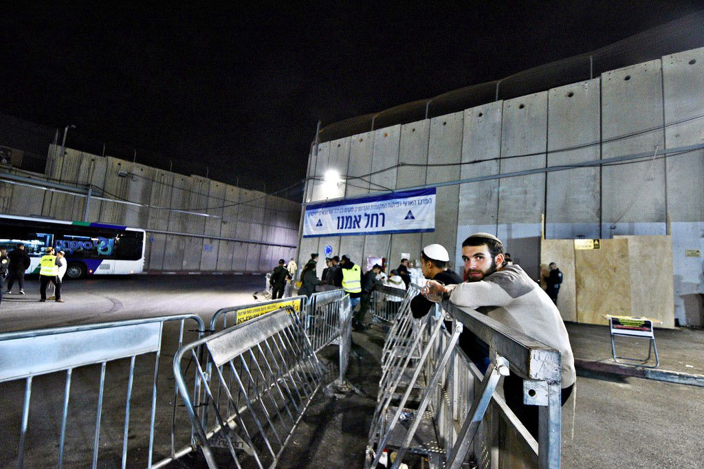 המונים פקדו את קברה של 'מאמע רחל' • תיעוד נרחב