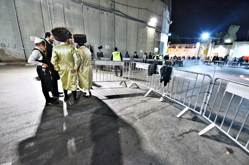 המונים פקדו את קברה של 'מאמע רחל' • תיעוד נרחב