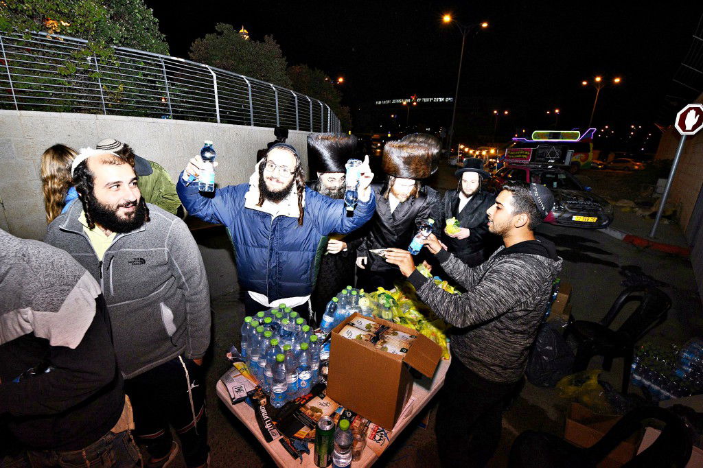 המונים פקדו את קברה של 'מאמע רחל' • תיעוד נרחב