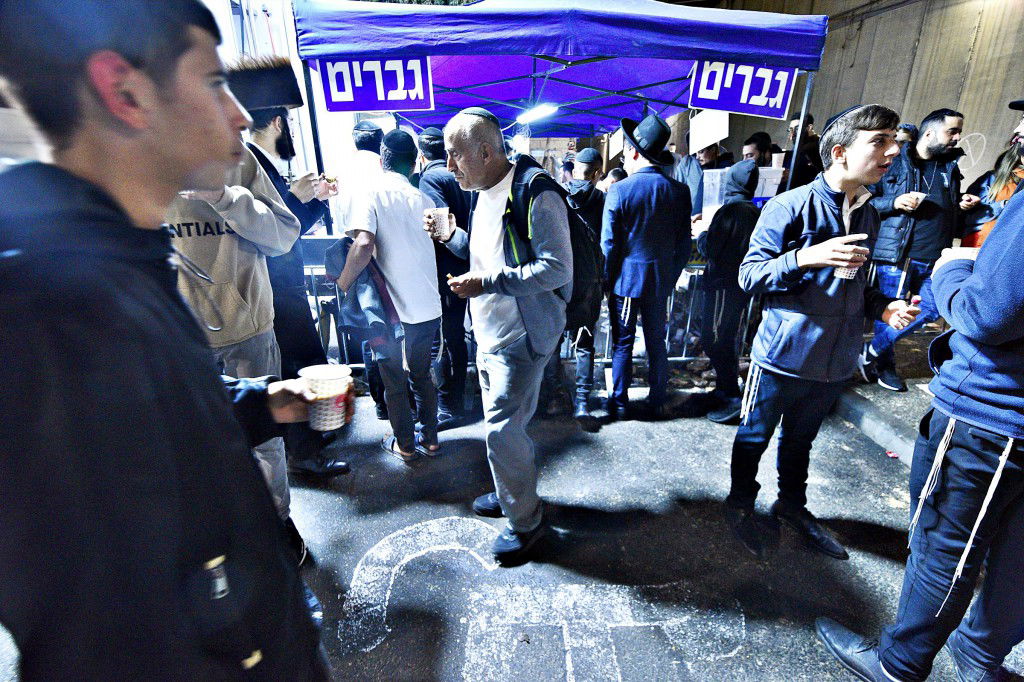 המונים פקדו את קברה של 'מאמע רחל' • תיעוד נרחב