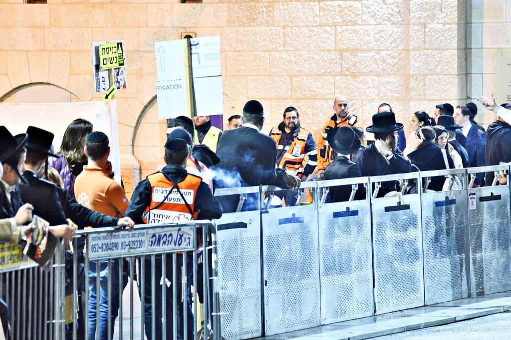 המונים פקדו את קברה של 'מאמע רחל' • תיעוד נרחב