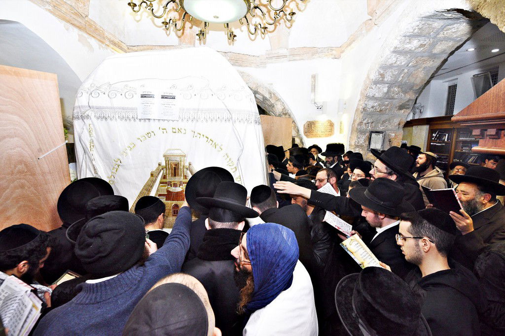 המונים פקדו את קברה של 'מאמע רחל' • תיעוד נרחב