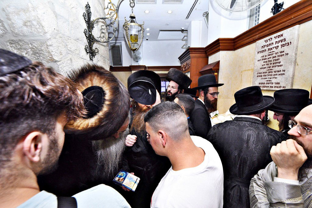 המונים פקדו את קברה של 'מאמע רחל' • תיעוד נרחב