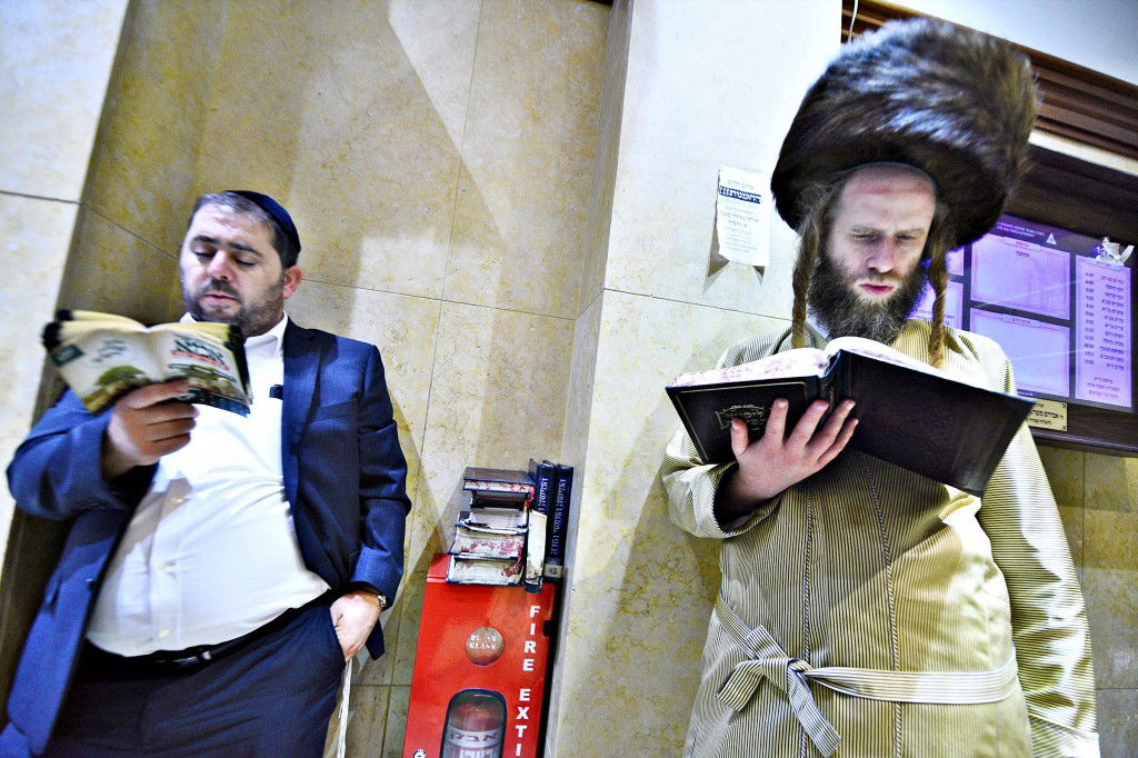 המונים פקדו את קברה של 'מאמע רחל' • תיעוד נרחב