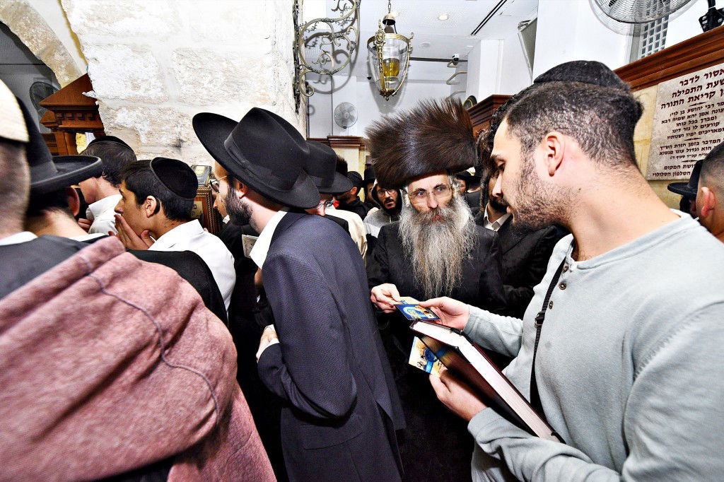 המונים פקדו את קברה של 'מאמע רחל' • תיעוד נרחב
