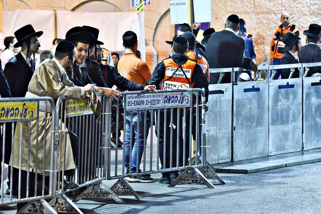 המונים פקדו את קברה של 'מאמע רחל' • תיעוד נרחב