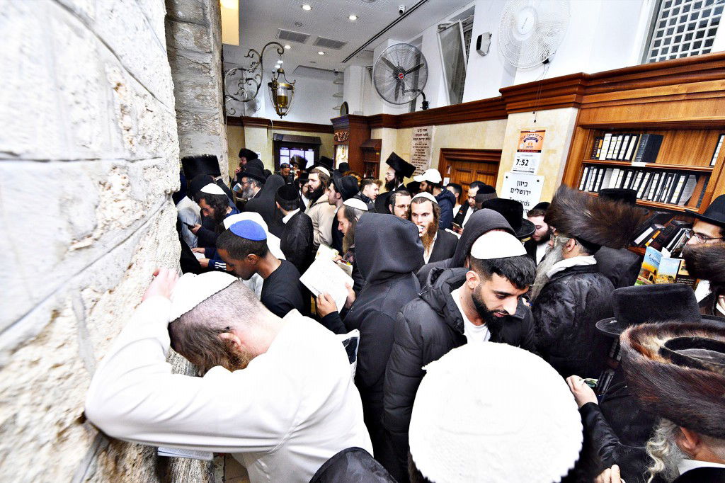 המונים פקדו את קברה של 'מאמע רחל' • תיעוד נרחב