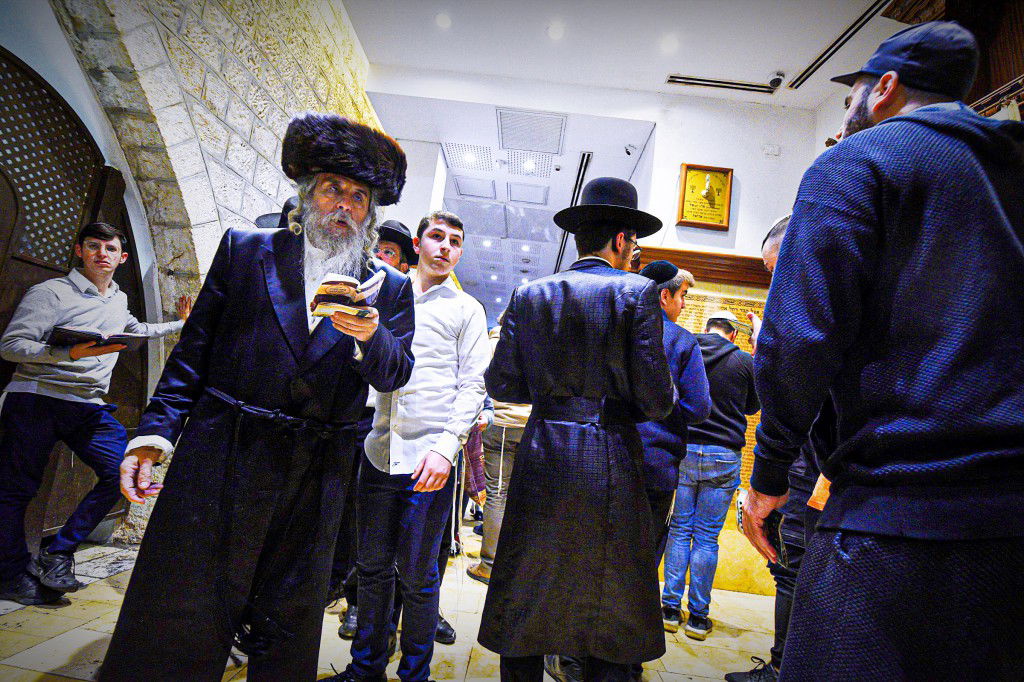 המונים פקדו את קברה של 'מאמע רחל' • תיעוד נרחב