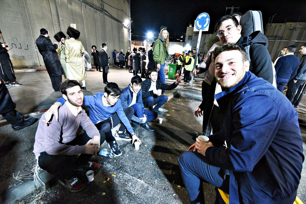 המונים פקדו את קברה של 'מאמע רחל' • תיעוד נרחב