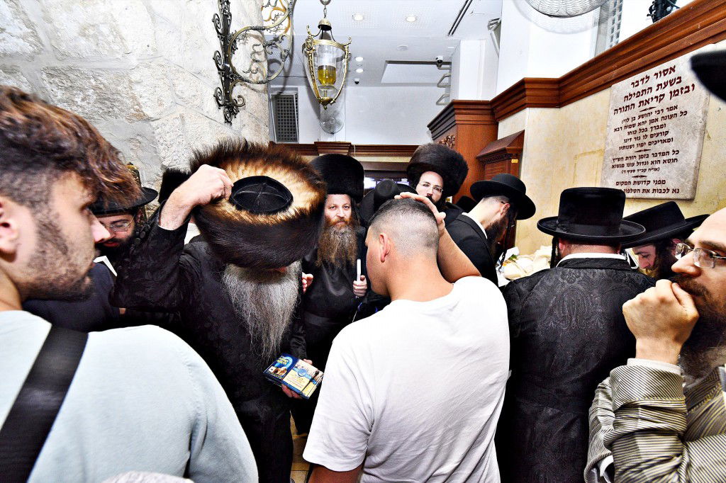 המונים פקדו את קברה של 'מאמע רחל' • תיעוד נרחב