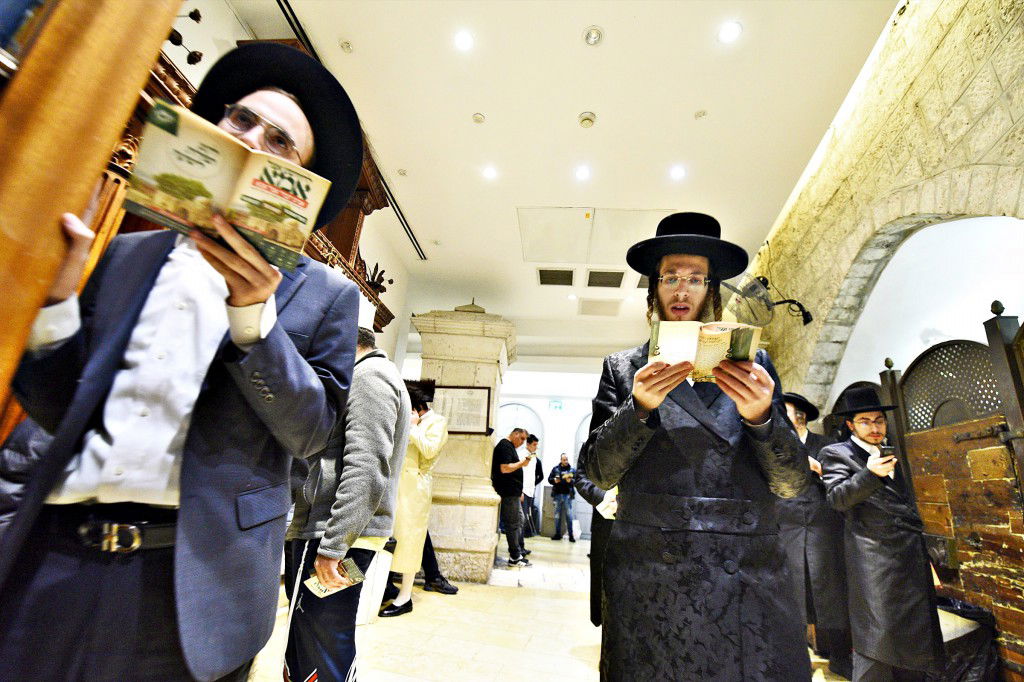 המונים פקדו את קברה של 'מאמע רחל' • תיעוד נרחב