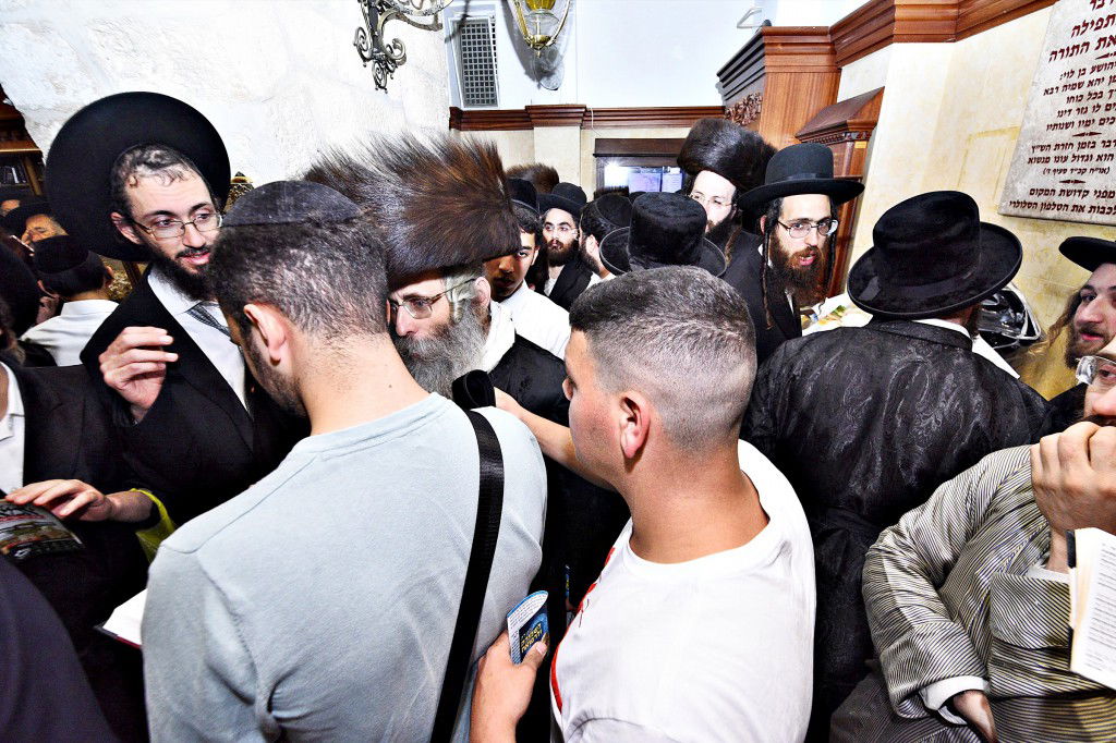 המונים פקדו את קברה של 'מאמע רחל' • תיעוד נרחב