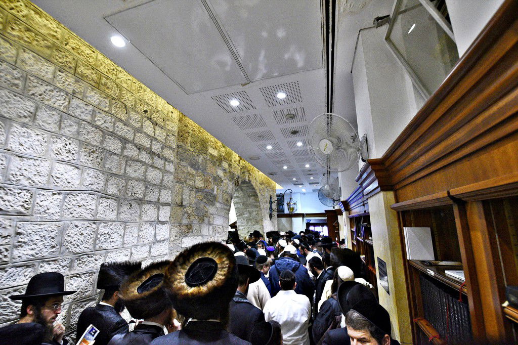 המונים פקדו את קברה של 'מאמע רחל' • תיעוד נרחב