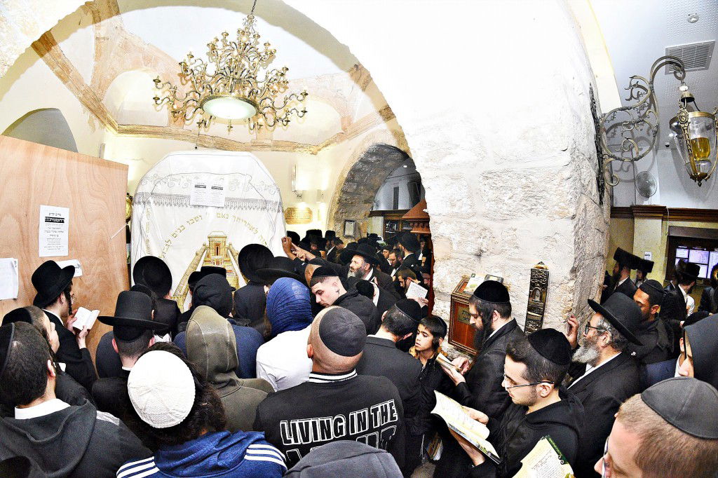 המונים פקדו את קברה של 'מאמע רחל' • תיעוד נרחב