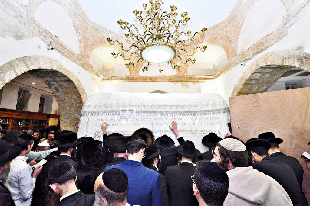 המונים פקדו את קברה של 'מאמע רחל' • תיעוד נרחב