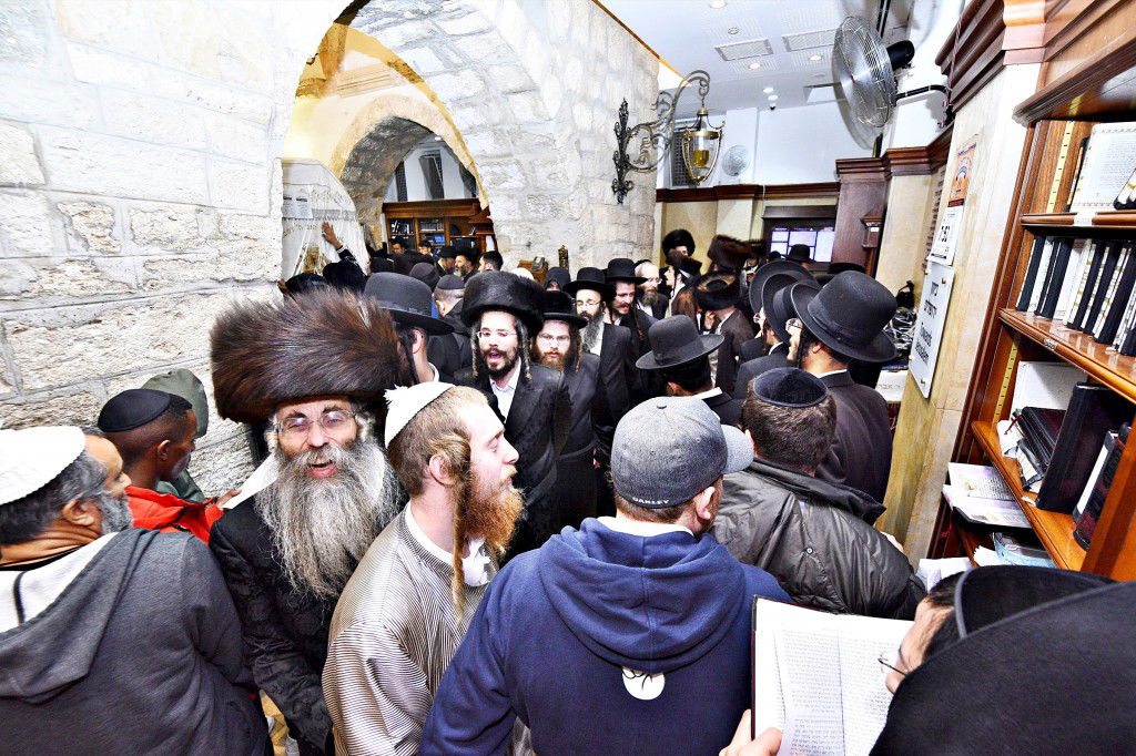 המונים פקדו את קברה של 'מאמע רחל' • תיעוד נרחב