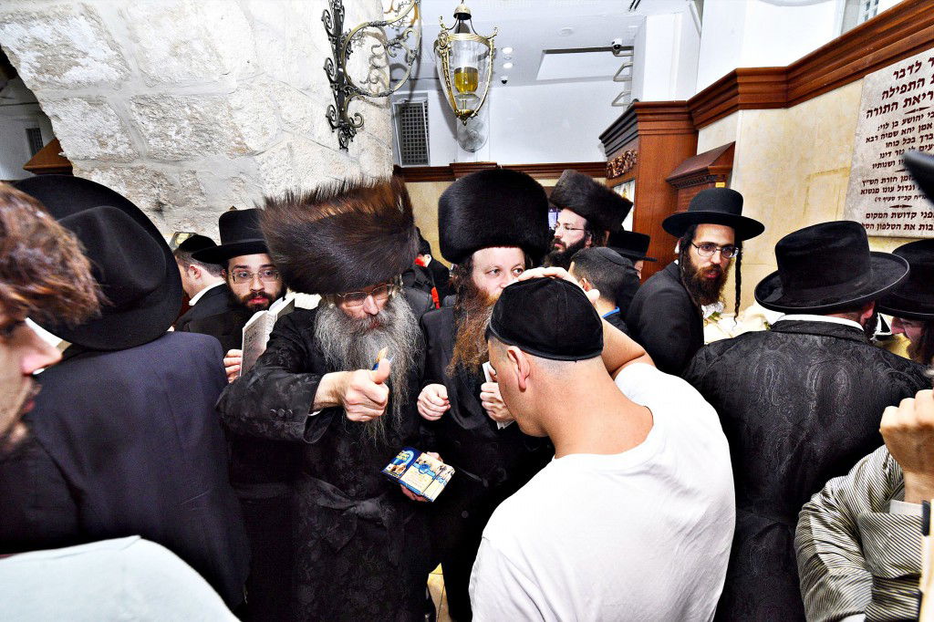 המונים פקדו את קברה של 'מאמע רחל' • תיעוד נרחב