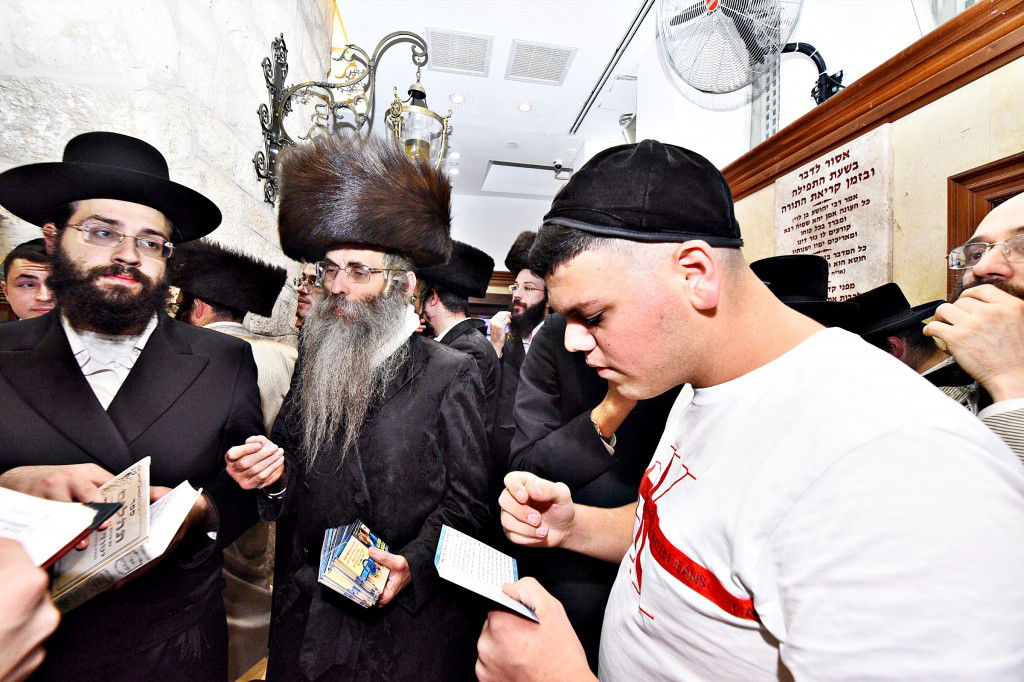 המונים פקדו את קברה של 'מאמע רחל' • תיעוד נרחב