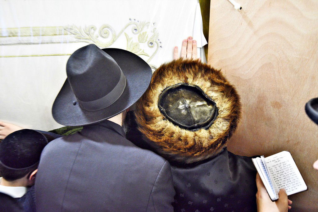 המונים פקדו את קברה של 'מאמע רחל' • תיעוד נרחב