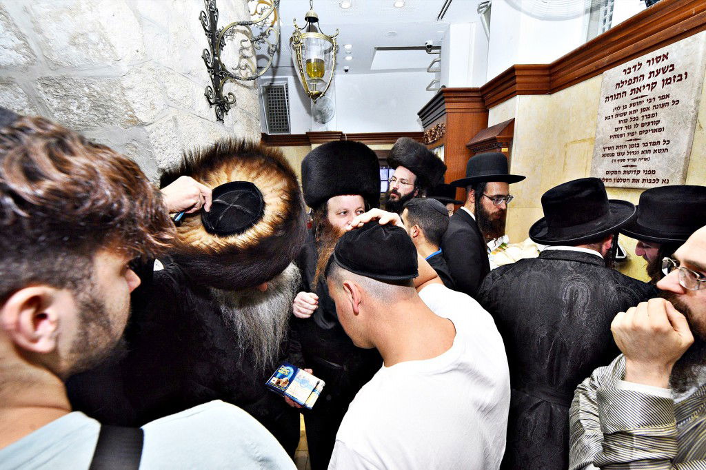 המונים פקדו את קברה של 'מאמע רחל' • תיעוד נרחב