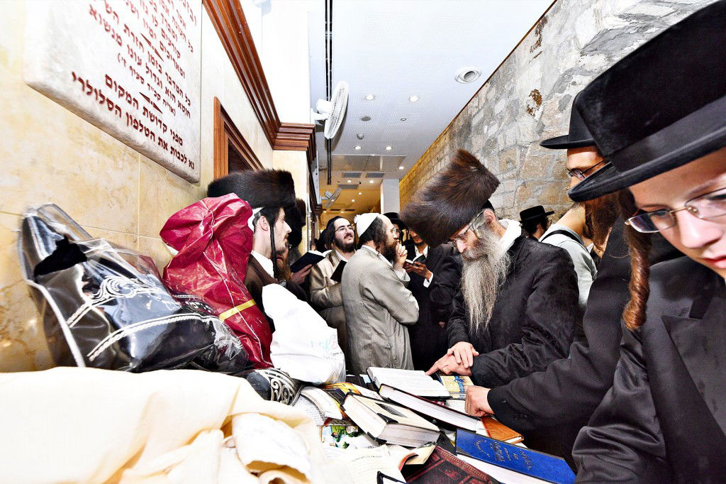 המונים פקדו את קברה של 'מאמע רחל' • תיעוד נרחב