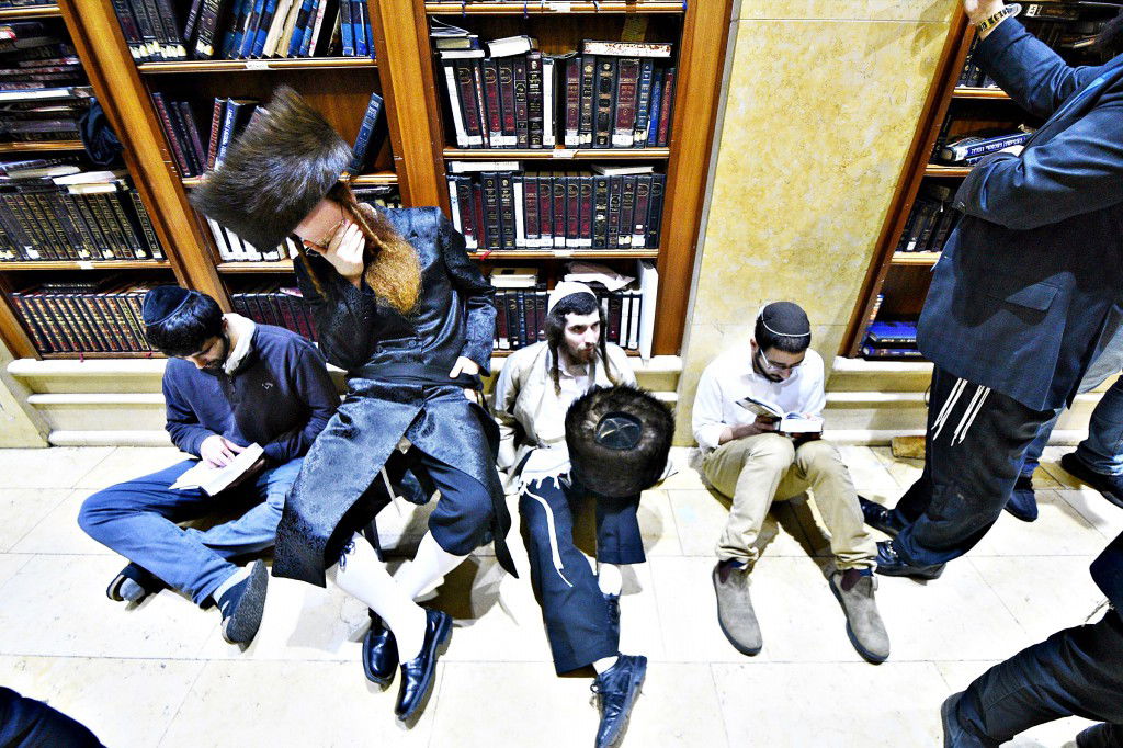 המונים פקדו את קברה של 'מאמע רחל' • תיעוד נרחב