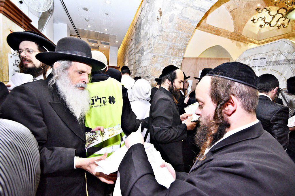 המונים פקדו את קברה של 'מאמע רחל' • תיעוד נרחב