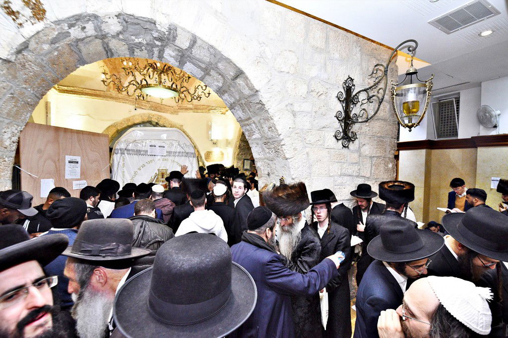 המונים פקדו את קברה של 'מאמע רחל' • תיעוד נרחב