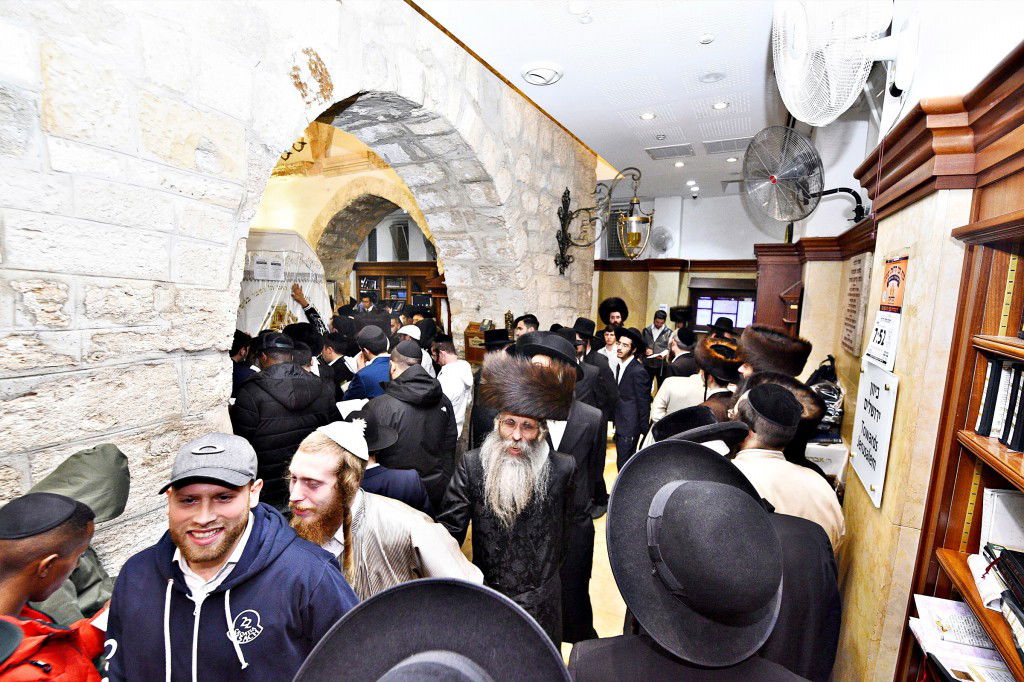 המונים פקדו את קברה של 'מאמע רחל' • תיעוד נרחב