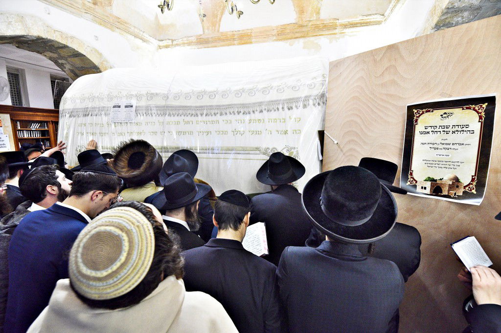 המונים פקדו את קברה של 'מאמע רחל' • תיעוד נרחב